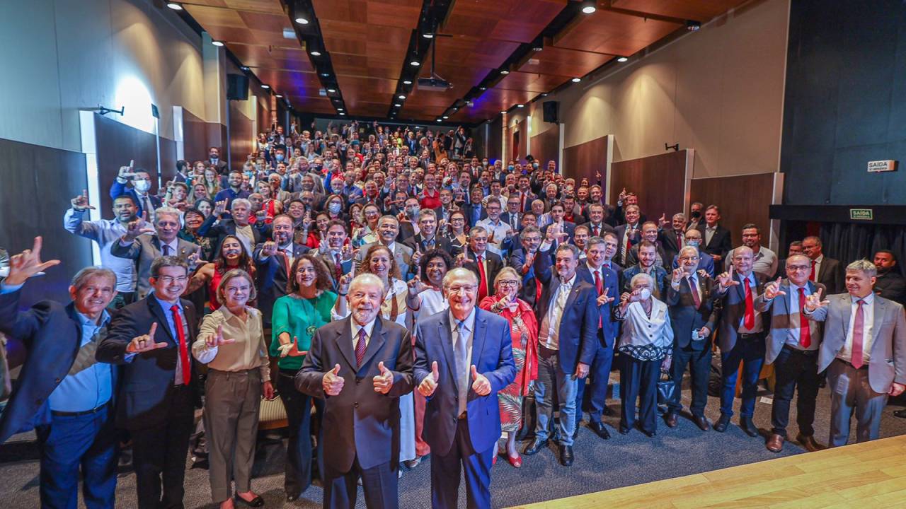 Lula se reúne com deputados de senadores que apoiam sua campanha em Brasília.