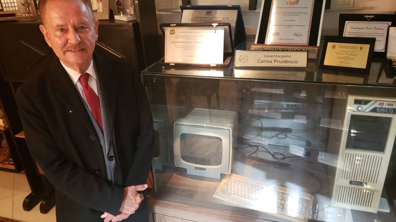 O desembargador aposentado Carlos Prudêncio, de Santa Catarina, é o inventor da urna eletrônica