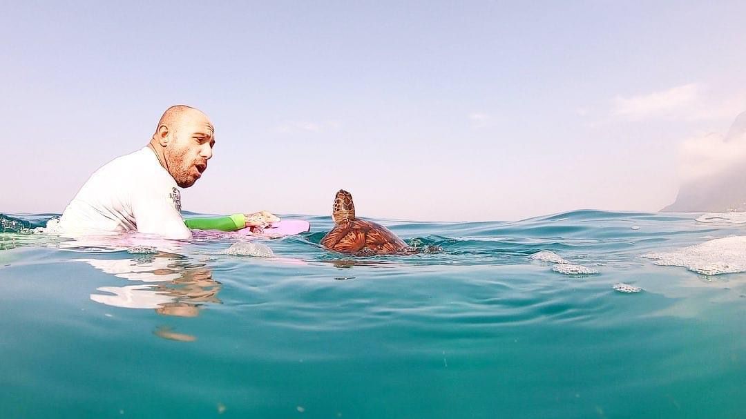 Eric Poseidon resgata tartaruga no surfe -