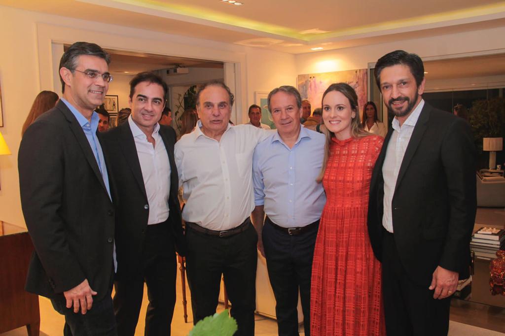 Rodrigo Garcia (PSDB), Ricardo Tripoli (PSDB), Edson Aparecido (MDB), Giovanna Tripoli e Ricardo Nunes (MDB) durante o jantar, em São Paulo