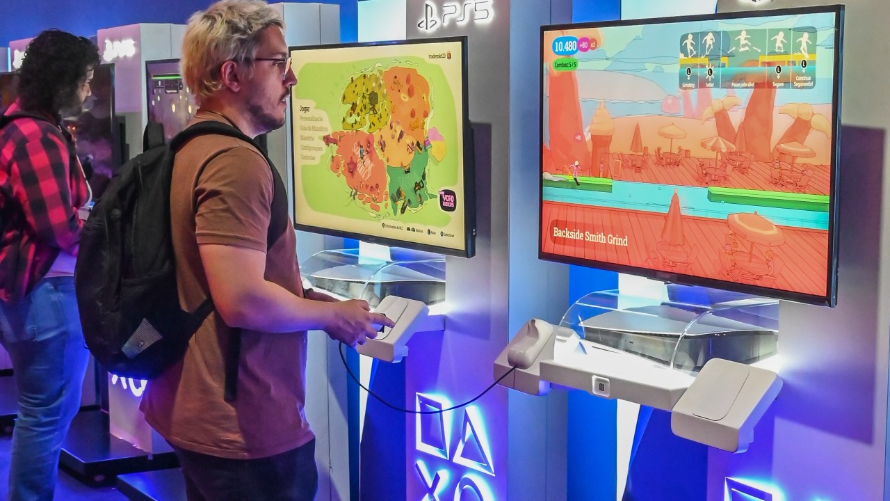 Usuário testa console em feira de games Big Festival, em São Paulo, em julho de 2022