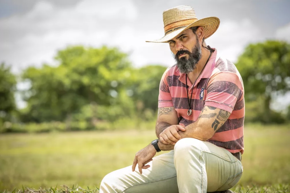 Juliano Cazarré interpreta o peão Alcides de ‘Pantanal’