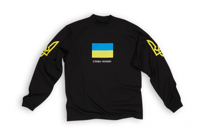 A camisa de 200 euros da Balenciaga para ajudar a Ucrânia