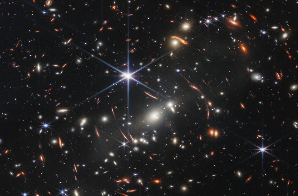 Primeira imagem em alta definição do universo feita pelo Telescópio Espacial James Webb e divulgada pela Casa Branca