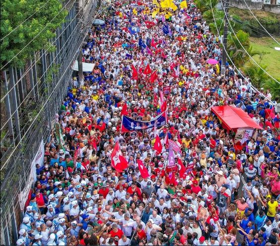 A caminhada de Lula em Salvador, com pessoas duplicadas -