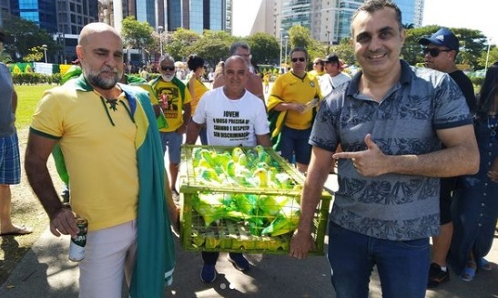 Apoiadores do presidente exibem as aves pintadas de verde e amarelo -