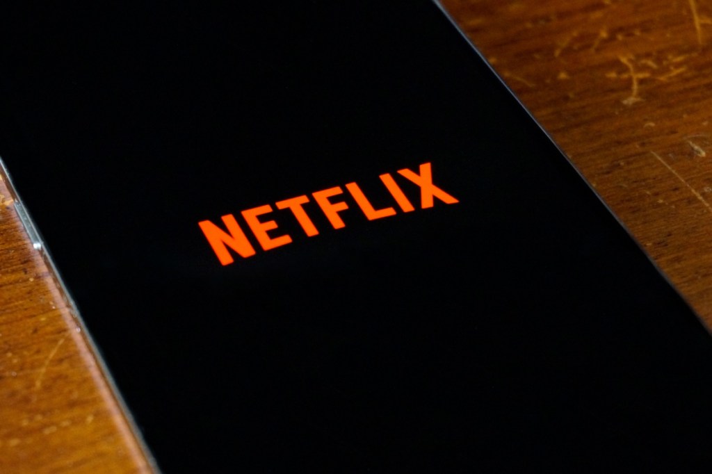Netflix inicia cobrança por ponto extra: O que isso significa para os  usuários?
