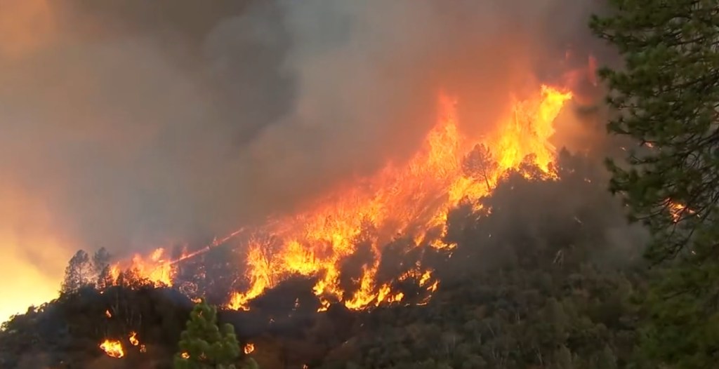 O incêndio Oak, que começou na noite de sexta-feira (22) e está avançando pela região do Parque Nacional de Yosemite -