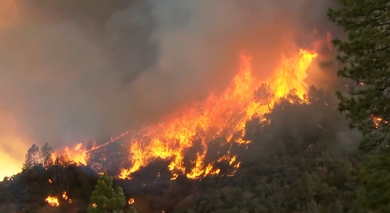 O incêndio Oak, que começou na noite de sexta-feira (22) e está avançando pela região do Parque Nacional de Yosemite -