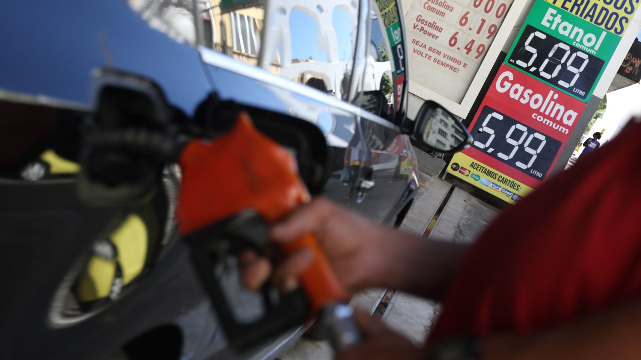 Postos de combustíveis oferecem preços menores após redução do ICMS sobre combustíveis.