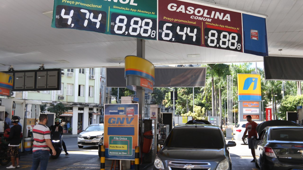 Postos de combustíveis oferecem preços menores após redução do ICMS sobre combustíveis -