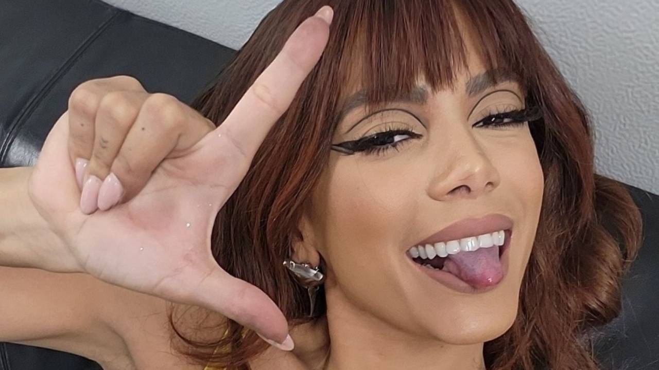 Anitta faz sinal de 'L'