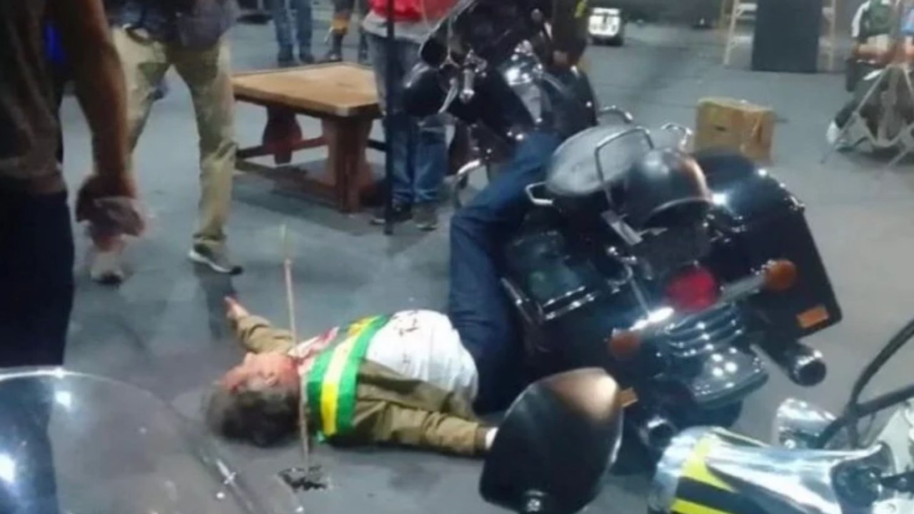 Vídeo de gravação com ator fantasiado de Jair Bolsonaro sendo atacado por flecha durante motociata