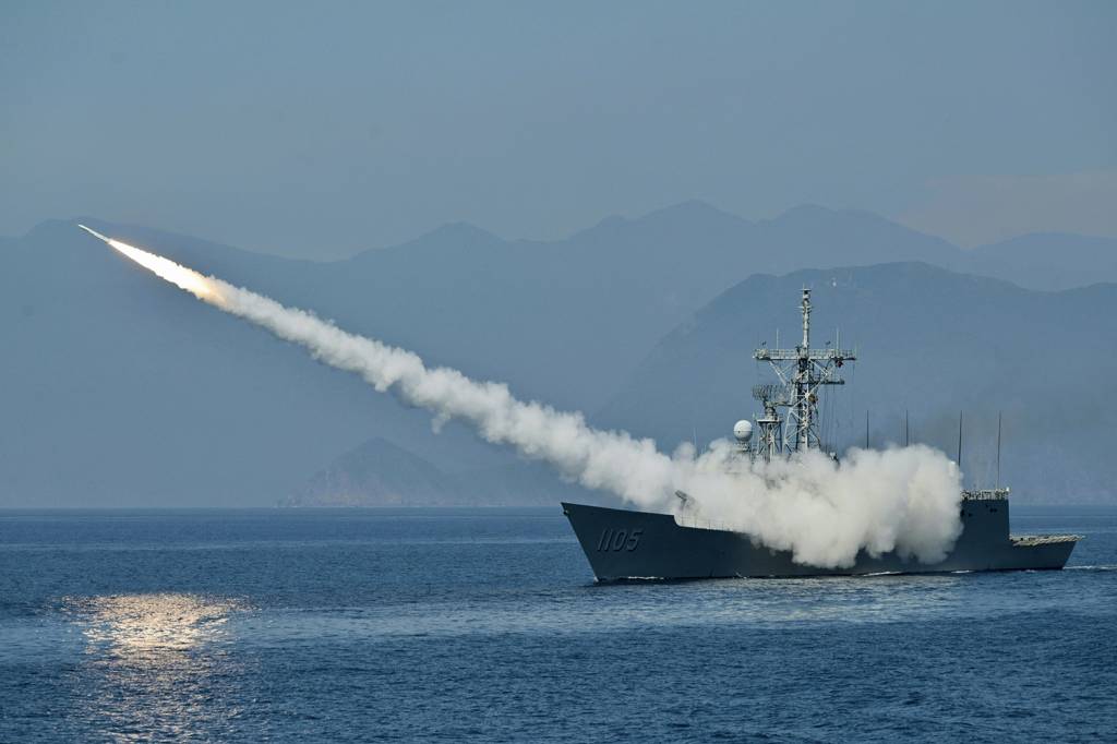 000_32FG6KA.jpg TENSÃO - Fragata taiwanesa lança míssil em exercício naval: as manobras militares se intensificaram em torno da ilha -