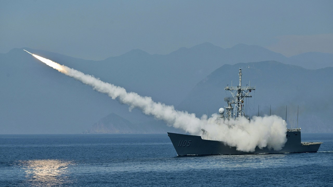 TENSÃO - Fragata taiwanesa lança míssil em exercício naval: as manobras militares se intensificaram em torno da ilha -