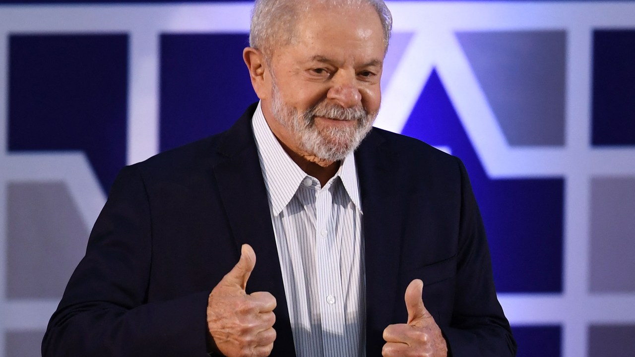 Brazilian presidential candidate for the leftist Workers Party (PT) and former President (2003-2010), Luiz Inacio Lula da Silva, gestures to supporters during the 74th Annual Meeting of the Brazilian Society for the Progress of Science (SBPC) in Brasilia, on July 28, 2022. (Photo by EVARISTO SA / AFP)