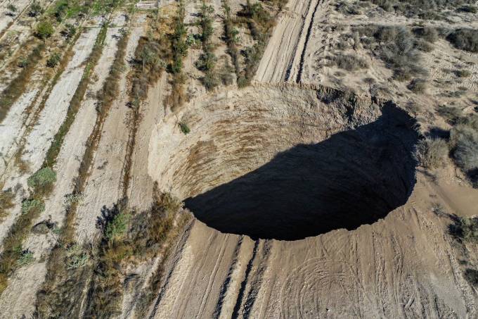El gobierno de Chile quiere sancionar a los responsables del enorme cráter en el desierto
