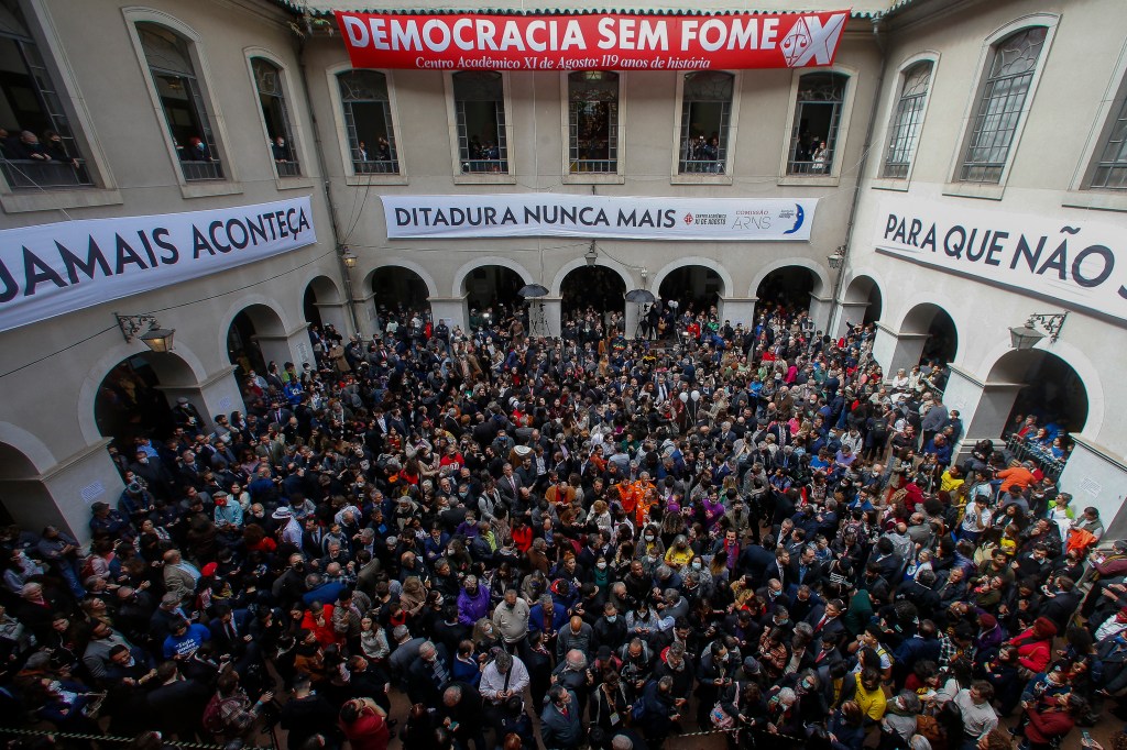 Inside view of the University of Sao Paulo's Law School during the reading of a letter for democracy in the framework of a demonstration organized by several social organizations in Sao Paulo, Brazil, on August 11, 2022. - The Faculty of Law of the University of Sao Paulo is hosting a demonstration in defense of democracy, higher courts and the Democratic State of Law. (Photo by Miguel SCHINCARIOL / AFP)