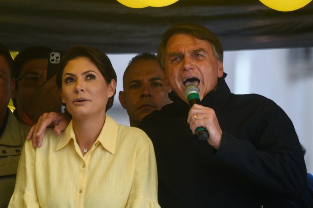 Jair Bolsonaro ao lado da primeira-dama Michelle Bolsonaro durante o lançamento de sua campanha de reeleição, em Juiz de Fora -