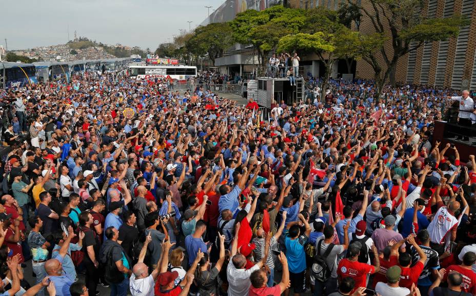 Apoiadores de Lula à presidência durante o seu discurso realizado em uma fábrica da Volkswagen, em São Bernardo do Campo -