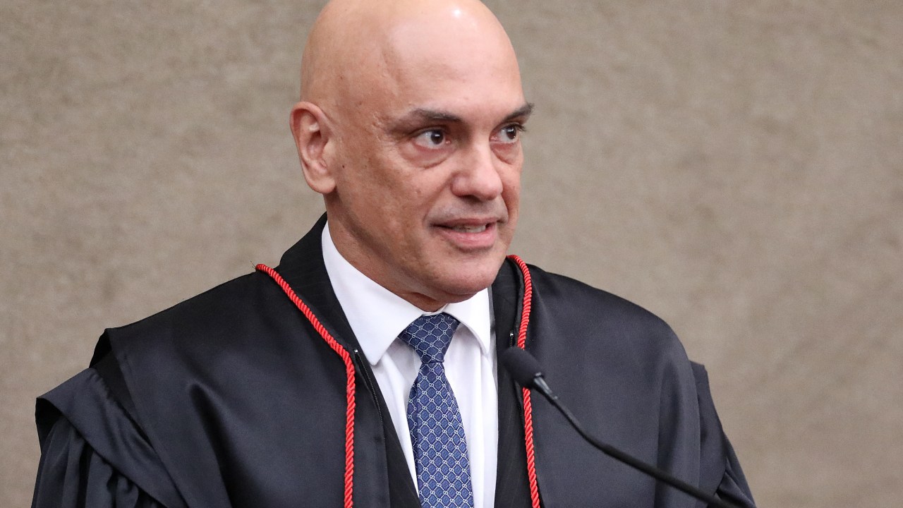 Handout picture released by the Social Communication Secretariat (Secom) via Brazil's Superior Electoral Tribunal (TSE) showing Brazilian judge Alexandre de Moraes delivering a speech as he takes over as head of the Superior Electoral Tribunal, at the TSE headquarters in Brasilia, on August 16, 2022. - The TSE is the institution responsible for refereeing the South American giant's October elections and punishing violations of electoral law. Openly reviled by President Jair Bolsonaro, de Moraes may have to show the stuff that earned him the nickname "RoboCop" as arbiter in polarizing, disinformation-plagued elections to decide the far-right incumbent's fate. (Photo by Antonio AUGUSTO / TSE / AFP) / RESTRICTED TO EDITORIAL USE - MANDATORY CREDIT "AFP PHOTO / TSE / SECOM / ANTONIO AUGUSTO " - NO MARKETING - NO ADVERTISING CAMPAIGNS - DISTRIBUTED AS A SERVICE TO CLIENTS