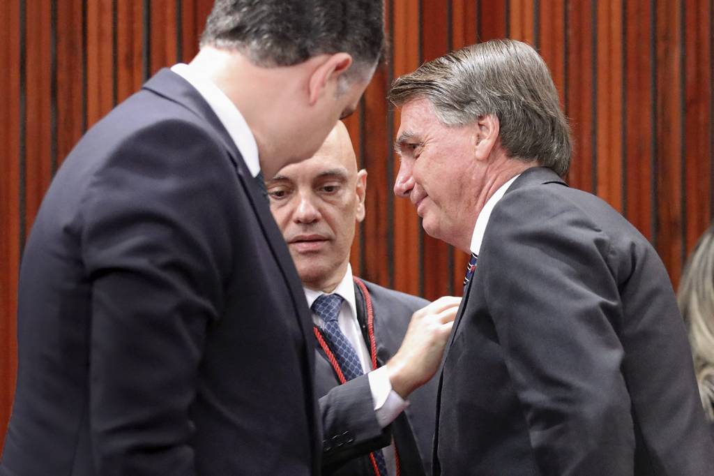 CHEGA DE CONFUSÃO - Pacheco, Moraes e Bolsonaro: recado claro de que ataques às urnas não serão aceitos -