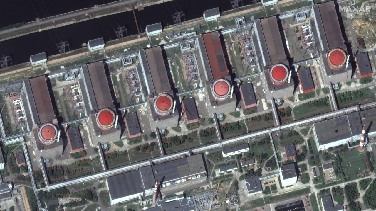 This handout satellite image courtesy of Maxar Technologies released on August 19, 2022, shows the Zaporizhzhia nuclear power plant, situated in the Russian-controlled area of Enerhodar, eastern Ukraine. (Photo by Handout / Satellite image ©2022 Maxar Technologies / AFP) / XGTY / RESTRICTED TO EDITORIAL USE - MANDATORY CREDIT "AFP PHOTO / Satellite image ©2022 Maxar Technologies" - NO MARKETING NO ADVERTISING CAMPAIGNS - DISTRIBUTED AS A SERVICE TO CLIENTS