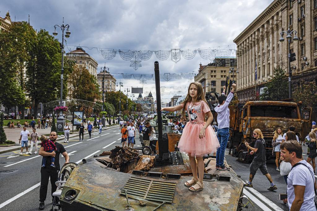MUSEU - Tanques capturados em exposição em Kiev: passeio de famílias -