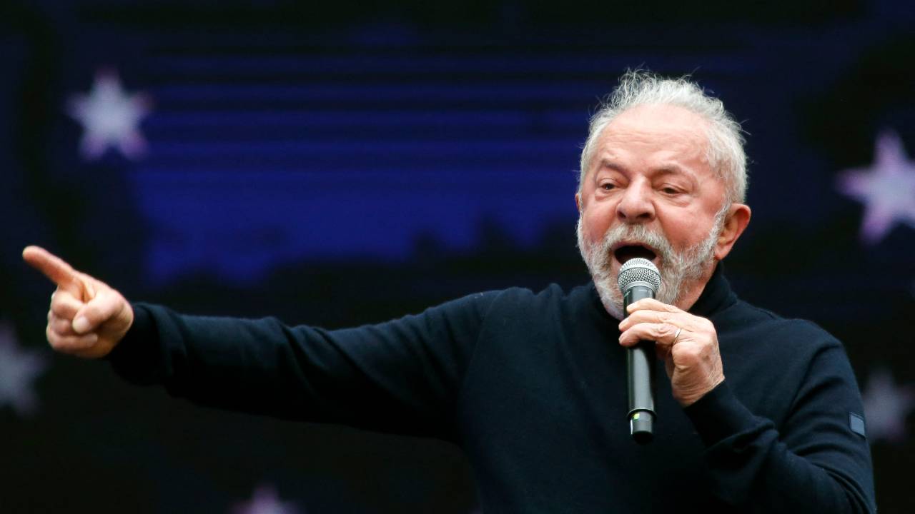Brazilian presidential candidate for the leftist Workers Party (PT) and former President (2003-2010), Luiz Inacio Lula da Silva addresses supporters during a campaign rally, in Sao Paulo, Brazil, on August 20, 2022. - A recent poll ahead of Brazil's presidential election next October 2, shows former president Luiz Inacio Lula da Silva maintaining a significant lead over current President Jair Bolsonaro, but the right-wing incumbent is gaining ground. (Photo by Miguel SCHINCARIOL / AFP)