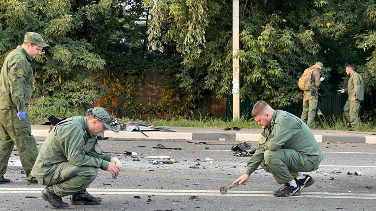 This handout picture released by the Russian Investigative Committee on August 21, 2022 shows investigators work on the place of explosion of a car driven by Daria Dugina, daughter of Alexander Dugin, a hardline Russian ideologue close to President Vladimir Putin, outside Moscow. - Daria Dugina, born in 1992, was killed when a bomb placed in her Toyota Land Cruiser went off as she drove on a highway near the village of Bolshie Vyzyomy, some 40 kilometres (25 miles) outside Moscow on August 20, 2022, Russia's Investigative Committee said in a statement. According to family members quoted by Russian media, Dugin -- a vocal supporter of Kremlin's offensive in Ukraine -- was the likely target of the blast as his daughter borrowed his car at the last minute. (Photo by Handout / Investigative Committee of Russia / AFP) / RESTRICTED TO EDITORIAL USE - MANDATORY CREDIT "AFP PHOTO / Russian Investigative Committee / handout" - NO MARKETING NO ADVERTISING CAMPAIGNS - DISTRIBUTED AS A SERVICE TO CLIENTS