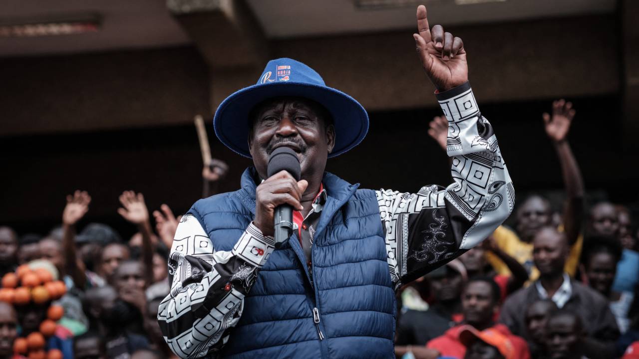 O candidato presidencial derrotado do Quênia, Raila Odinga, fala com apoiadores ao chegar para uma entrevista coletiva no Kenyatta International Convention Center (KICC) em Nairóbi em 22 de agosto de 2022, depois de apresentar uma petição ao mais alto tribunal do país contestando o resultado do 9 de agosto , eleição de 2022 que deu a vitória ao seu rival William Ruto. - Odinga, um veterano líder da oposição que concorreu com o apoio do presidente Uhuru Kenyatta e do partido no poder, rejeitou o resultado da votação, classificando-a como uma "farsa".Ele perdeu para Ruto por cerca de 230.000 votos - menos de dois pontos percentuais. (Foto de Yasuyoshi CHIBA/AFP)