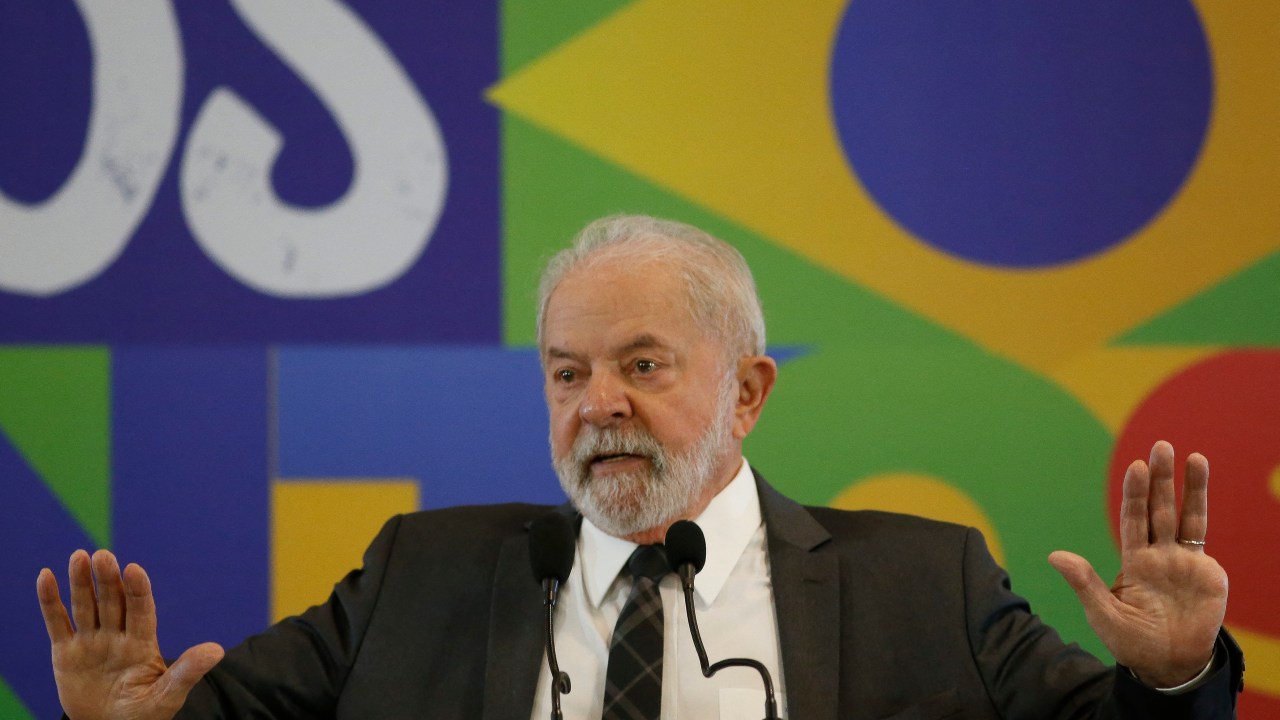 Brazilian presidential candidate for the leftist Workers Party (PT) and former President (2003-2010), Luiz Inacio Lula da Silva, gestures during a press conference with the international press, in Sao Paulo, Brazil, on August 22, 2022. (Photo by Miguel SCHINCARIOL / AFP)