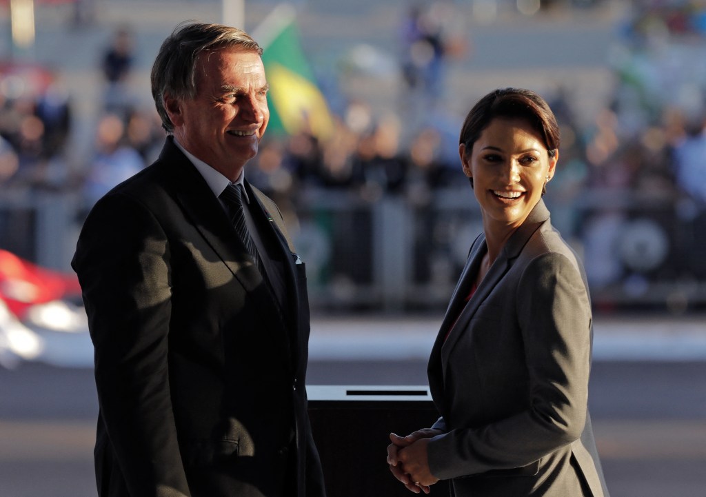 Brazilian President Jair Bolsonaro (L) and First Lady Michelle Bolsonaro wait for the arrival of the urn containing the embalmed heart of Dom Pedro I, founder and first ruler of the Empire of Brazil, during an official ceremony with military honours at Planalto Palace in Brasilia, on August 23, 2022. - Nearly two centuries after it was cut from his corpse and stashed in formaldehyde, the heart of Emperor Pedro I, who declared Brazil's independence from Portugal, returned on August 22 for politically charged commemorations of the South American nation's 200th birthday. (Photo by Sergio LIMA / AFP)