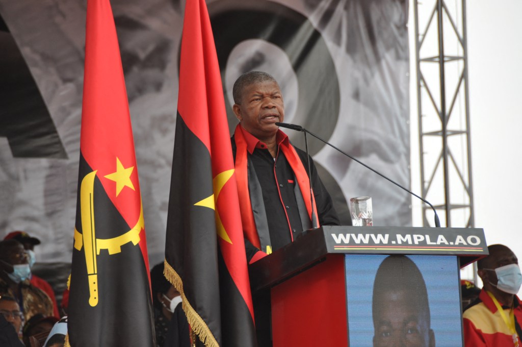 Nesta foto de arquivo tirada em 20 de agosto de 2022 João Lourenço, Presidente de Angola e candidato presidencial do Movimento Popular de Libertação de Angola (MPLA) discursa durante um comício de campanha em Luanda. - O partido MPLA, há muito no poder, em Angola, foi declarado vencedor da disputada eleição em 29 de agosto de 2022, estendendo seu governo de décadas no país rico em petróleo e entregando ao presidente João Lourenço um segundo mandato.