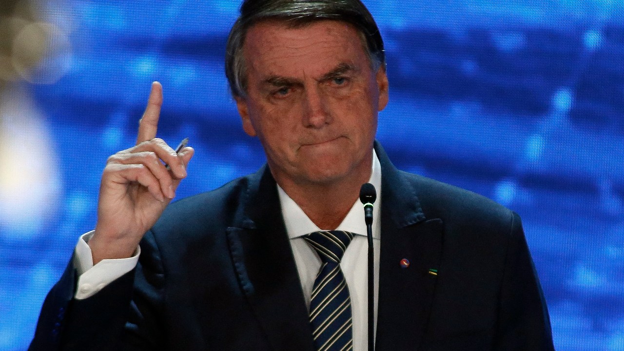 Brazilian President and re-election candidate Jair Bolsonaro (PL) gestures during the presidential debate ahead of the October 2 general election, at Bandeirantes television network in Sao Paulo, Brazil, on August 28, 2022. - Brazil's President Jair Bolsonaro faces his biggest rival for the presidency, popular leftist Luiz Inacio Lula da Silva, after days of uncertainty over whether they would participate. The debate is the first in the campaign calendar and organizers have also invited four other candidates, including former finance minister Ciro Gomes and Senator Simone Tebet. (Photo by Miguel SCHINCARIOL / AFP)