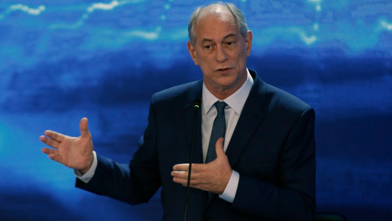Brazilian presidential candidate Ciro Gomes (PDT) speaks during the presidential debate ahead of the October 2 general election at Bandeirantes television network in Sao Paulo, Brazil, on August 28, 2022. - Brazil's President Jair Bolsonaro faces his biggest rival for the presidency, popular leftist Luiz Inacio Lula da Silva, after days of uncertainty over whether they would participate. The debate is the first in the campaign calendar and organizers have also invited four other candidates, including former finance minister Ciro Gomes and Senator Simone Tebet. (Photo by Miguel SCHINCARIOL / AFP)
