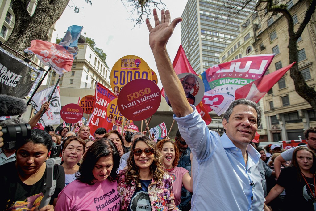 TABU À PAULISTA - Haddad em campanha no centro paulistano: o ex-prefeito larga com um pé no segundo turno, aonde o petismo não chega há vinte anos -