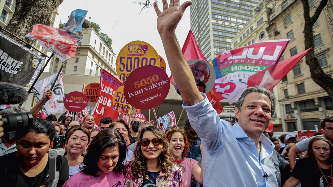 TABU À PAULISTA - Haddad em campanha no centro paulistano: o ex-prefeito larga com um pé no segundo turno, aonde o petismo não chega há vinte anos -