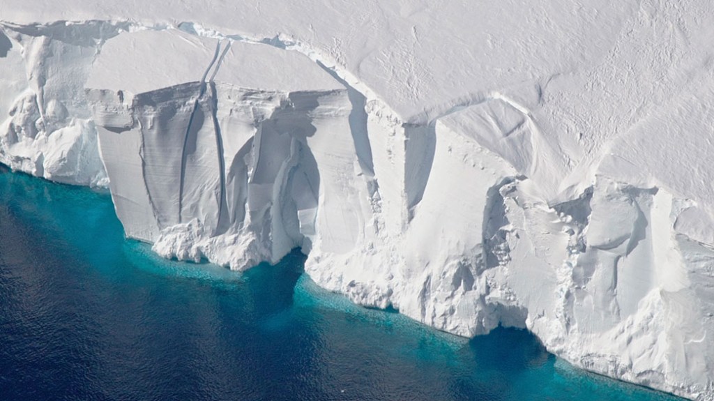 A primeira estimativa do desprendimento antártico descobriu que, desde 1997, as plataformas de gelo perderam tanto gelo do desprendimento quanto do derretimento.