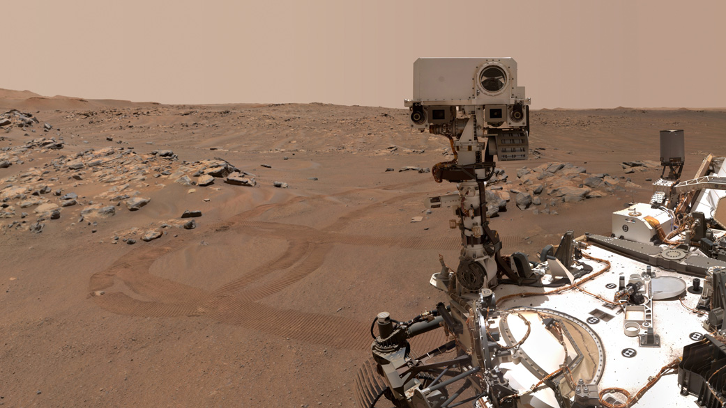 O rover Perseverance Mars da NASA tirou esta selfie perto de uma rocha apelidada de “Rochette”, encontrada no chão da Cratera Jezero