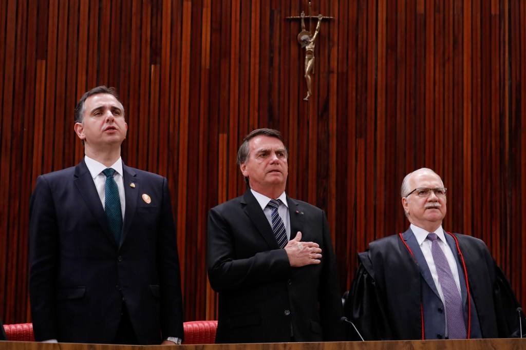Os presidentes da República, Luiz Inácio Lula da Silva; do Supremo Tribunal Federal (STF), Luís Roberto Barroso; e do Senado, Rodrigo Pacheco (PSD-MG), durante cerimônia alusiva aos atos de 8 de janeiro