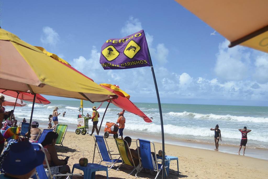 CUIDADO - Praia no Recife: aviso de perigo permanente para banhistas desavisados -