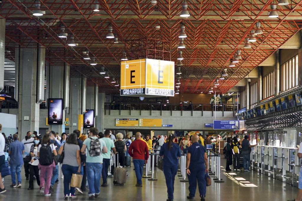 VELHO NORMAL - Filas em Guarulhos: o aeroporto mais movimentado do país -
