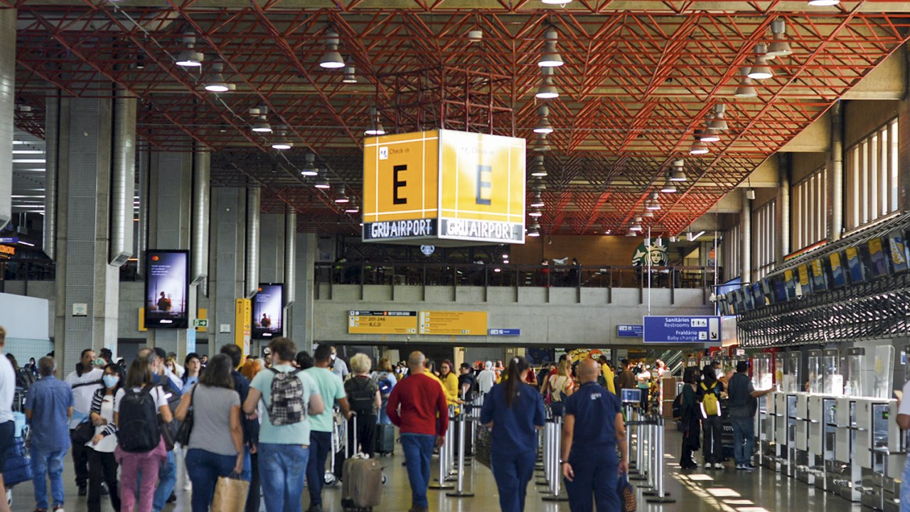 VELHO NORMAL - Filas em Guarulhos: o aeroporto mais movimentado do país -