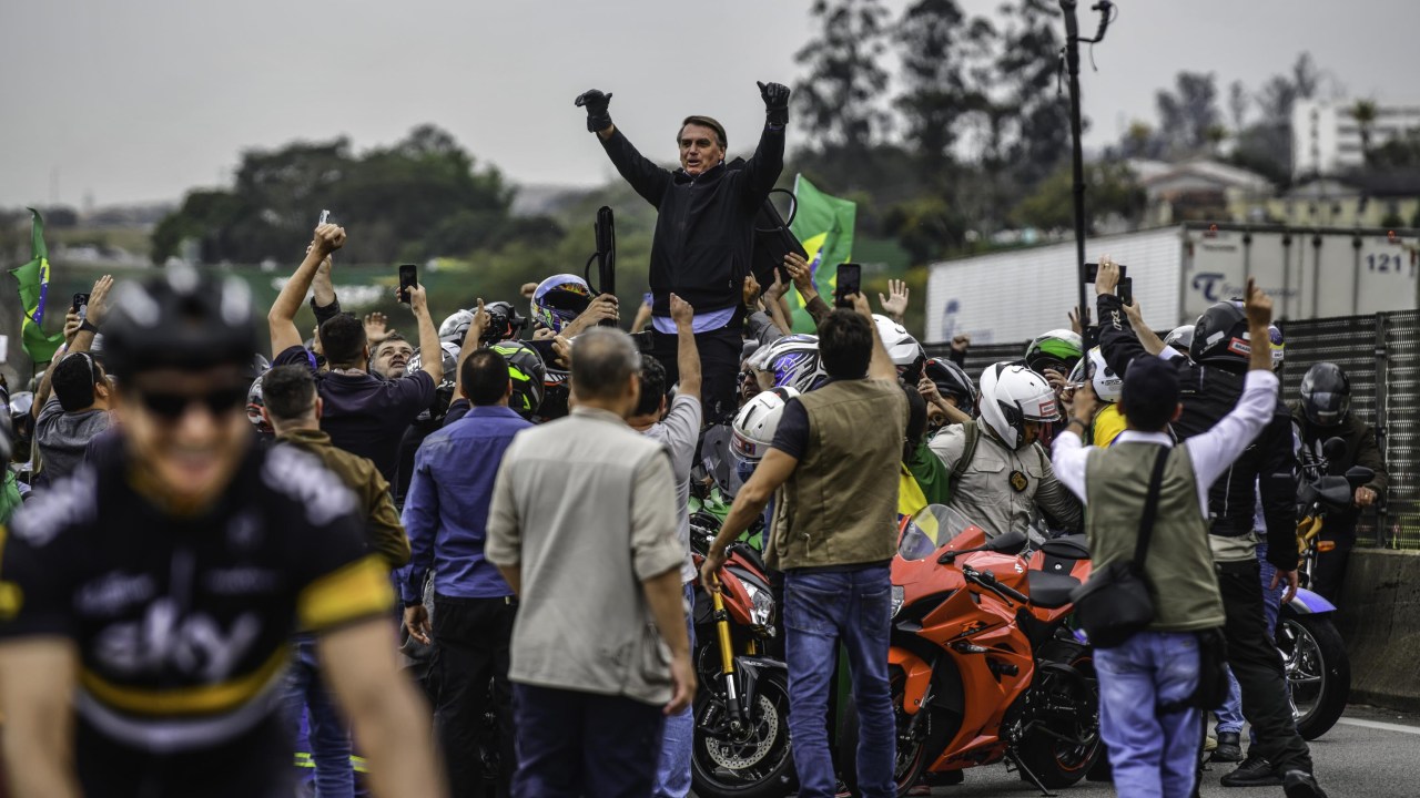 O presidente Jair Bolsonaro participou de uma motociata partindo do Parque Tecnológico até a Arena Poliesportiva ele paru no meio da Via Dutra em frente a uma das portarias da GM em São José dos Campos (SP), nesta quinta-feira (18). Lucas Lacaz Ruiz/Futura Press