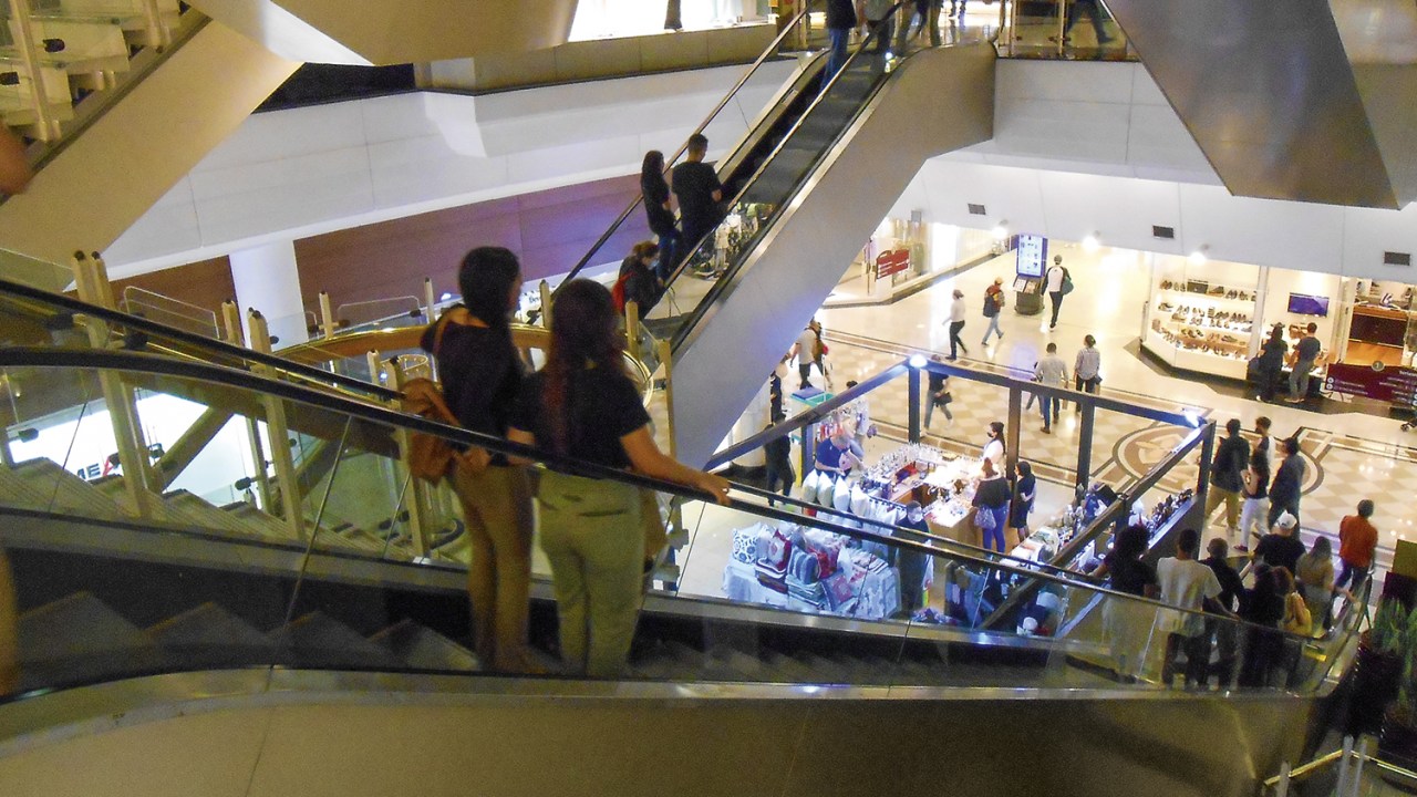 VOLTA AO CONSUMO - Shopping center em São Paulo: o Brasil tem inflação acima dos 10% desde setembro do ano passado -