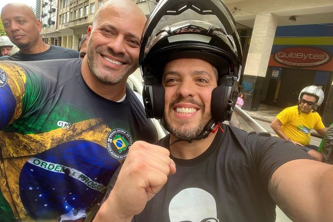 Rodrigo Amorim ao lado de Daniel Silveira durante motociata realizada na cidade de Niterói, neste final de semana -