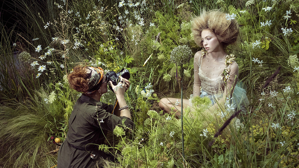 Emma Summerton fotografa Lila Moss, filha de Kate Moss, para o Calendário Pirelli 2023 -