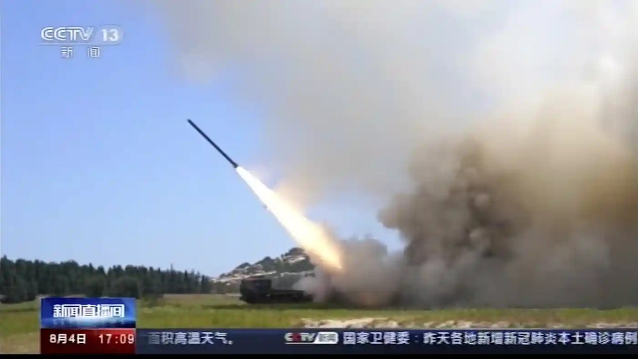 Em imagens de vídeo da CCTV da China, um projétil é lançado de um local não especificado durante exercícios militares ao redor de Taiwan - 04/08/2022