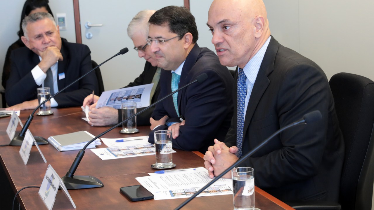 O ministro Alexandre de Moraes em reunião com os presidentes dos TREs -